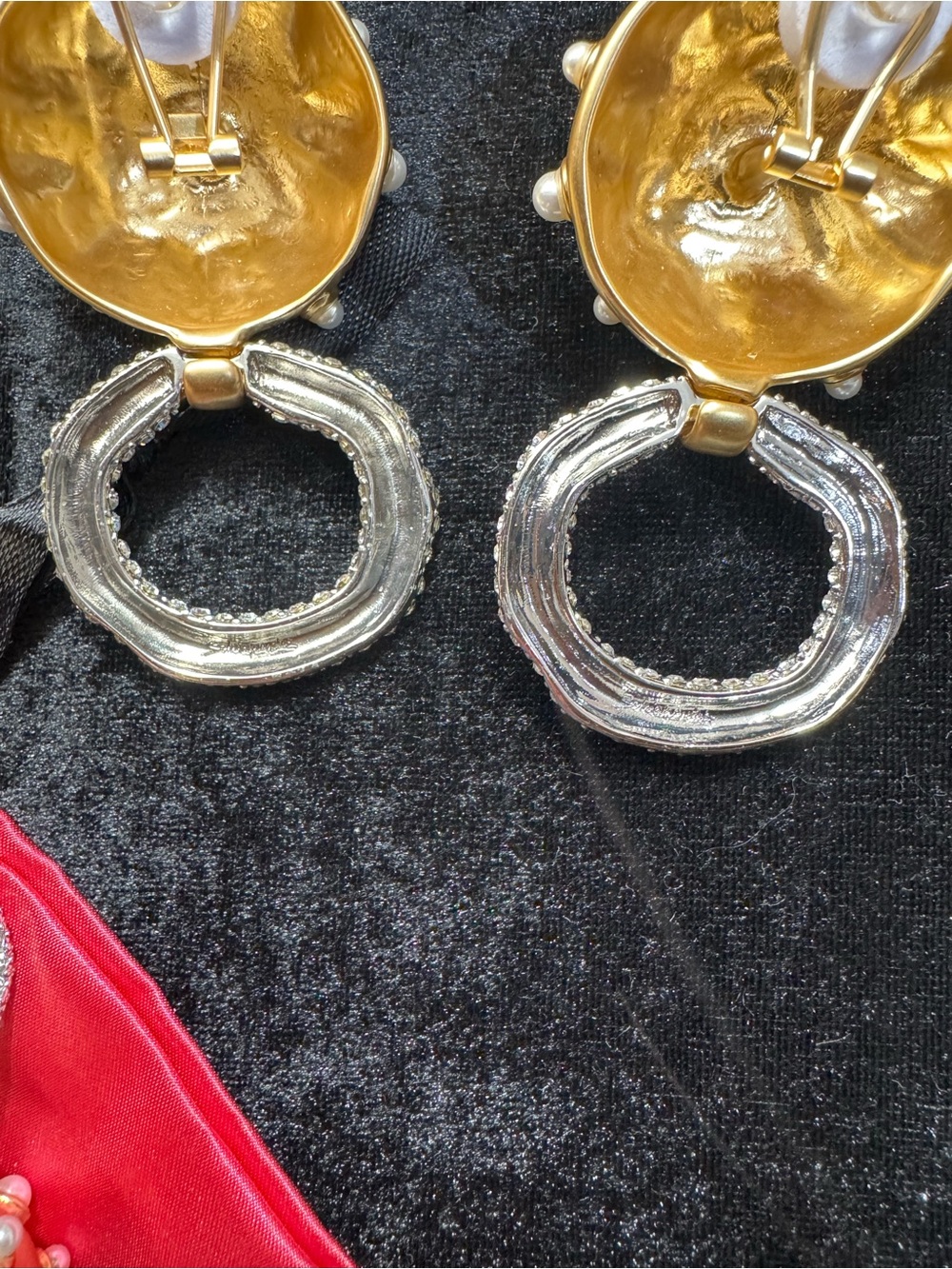 Schiaparelli insp Gold and Pearl Statement Necklace & Earring & Ring Set - Picture 3 of 16